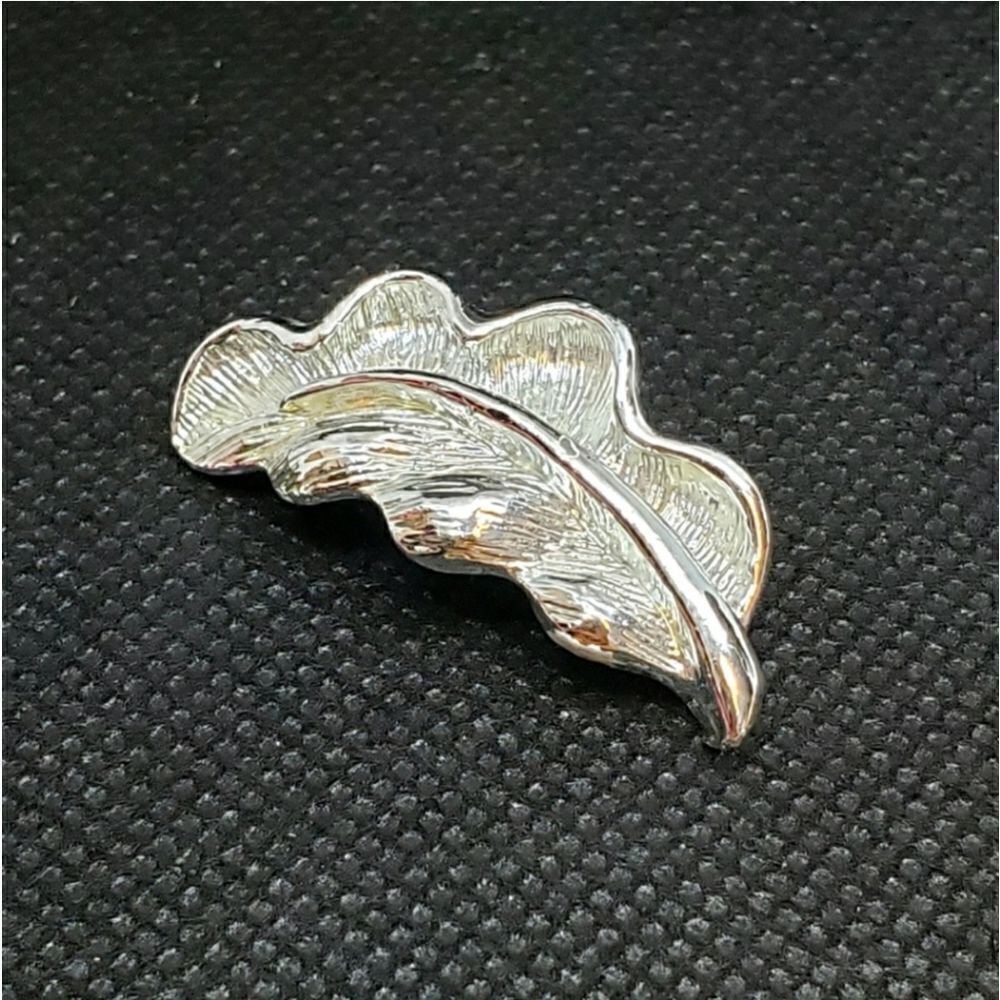 VINTAGE GERRY'S Silver-tone Leaf Pin Brooch Collectible Jewelry
